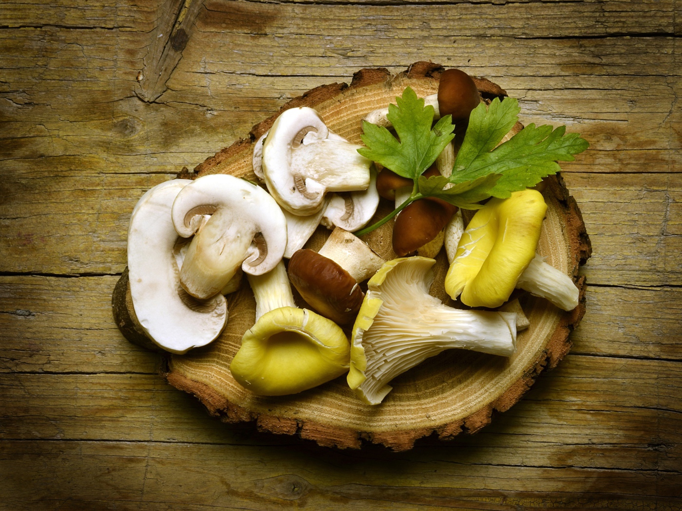 Грибы на деревянной разделочной доске