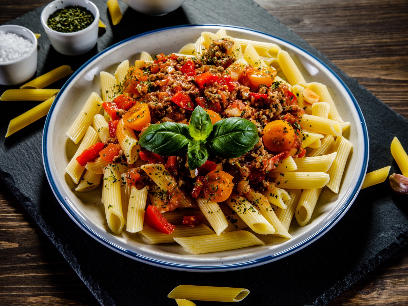 Макароны с фаршем и помидорами на столе