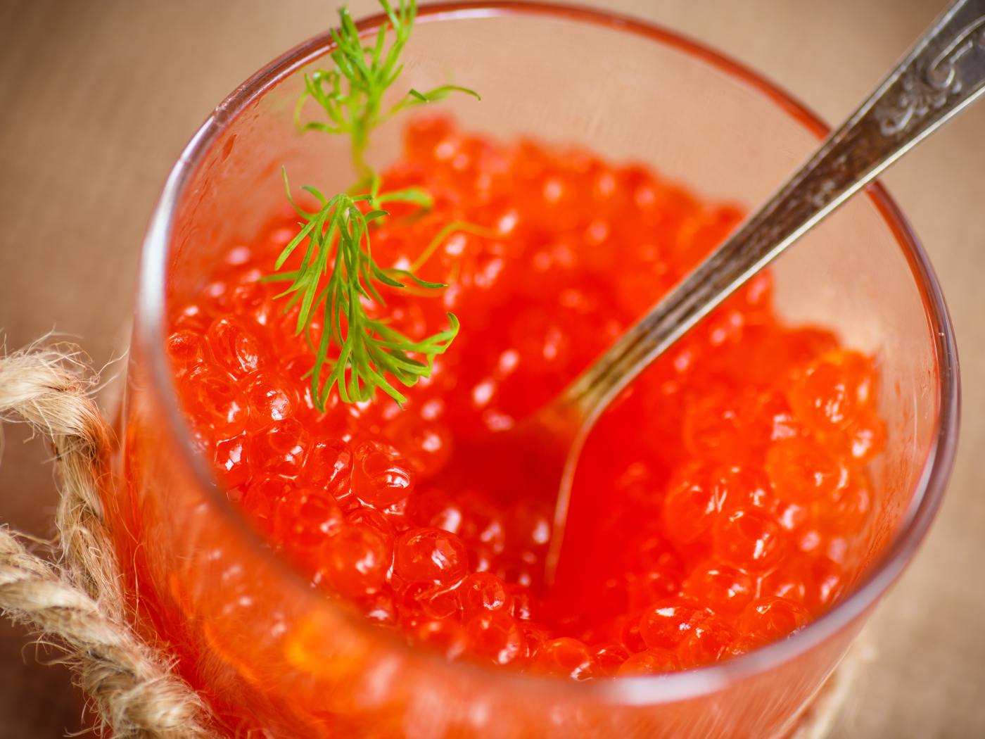 Красная икра в баночке с вилкой 