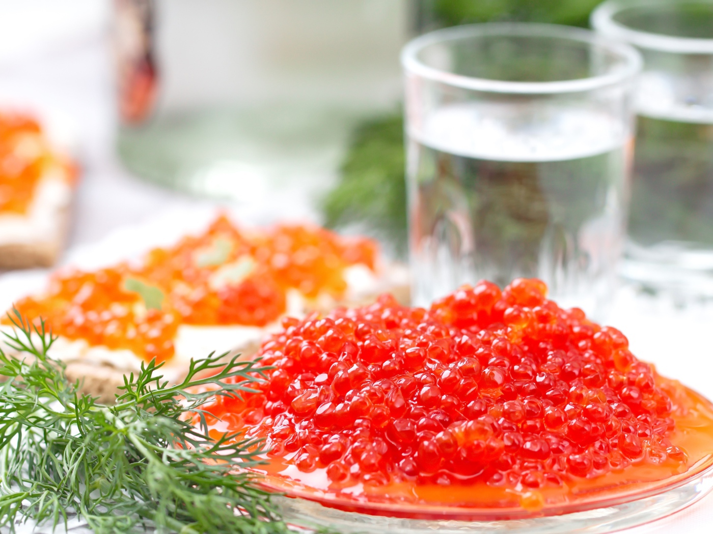 Красная икра с укропом на праздничном столе