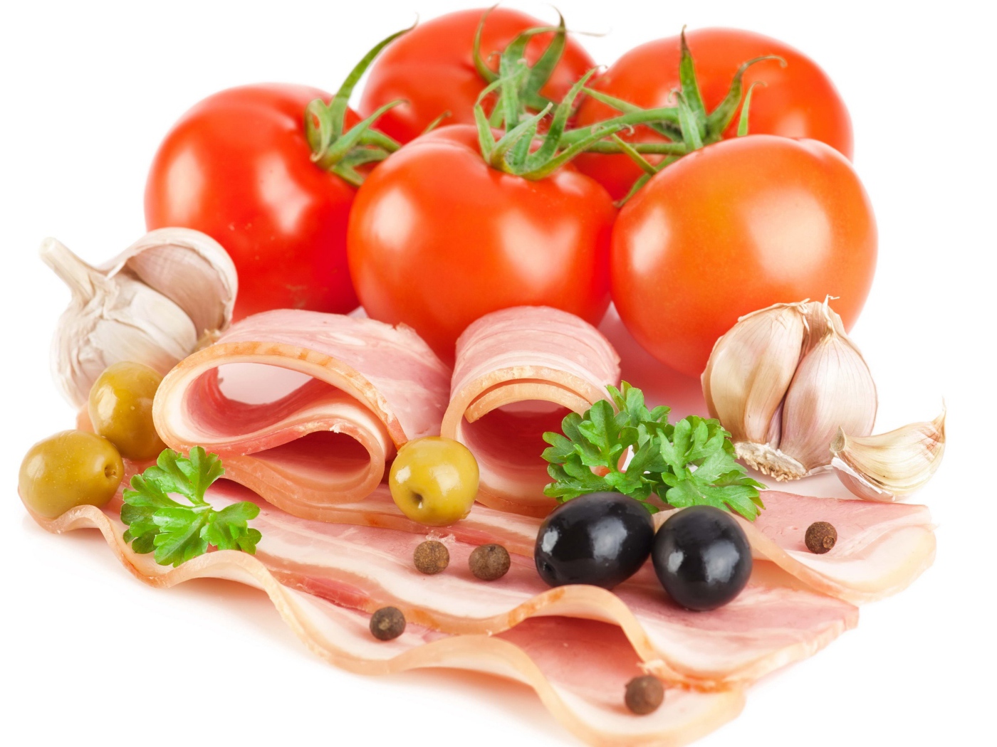 Спелые красные помидоры с беконом, чесноком и оливками на белом фоне