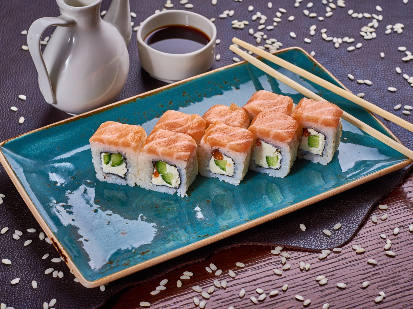 Роллы Филадельфия на столе с соевым соусом