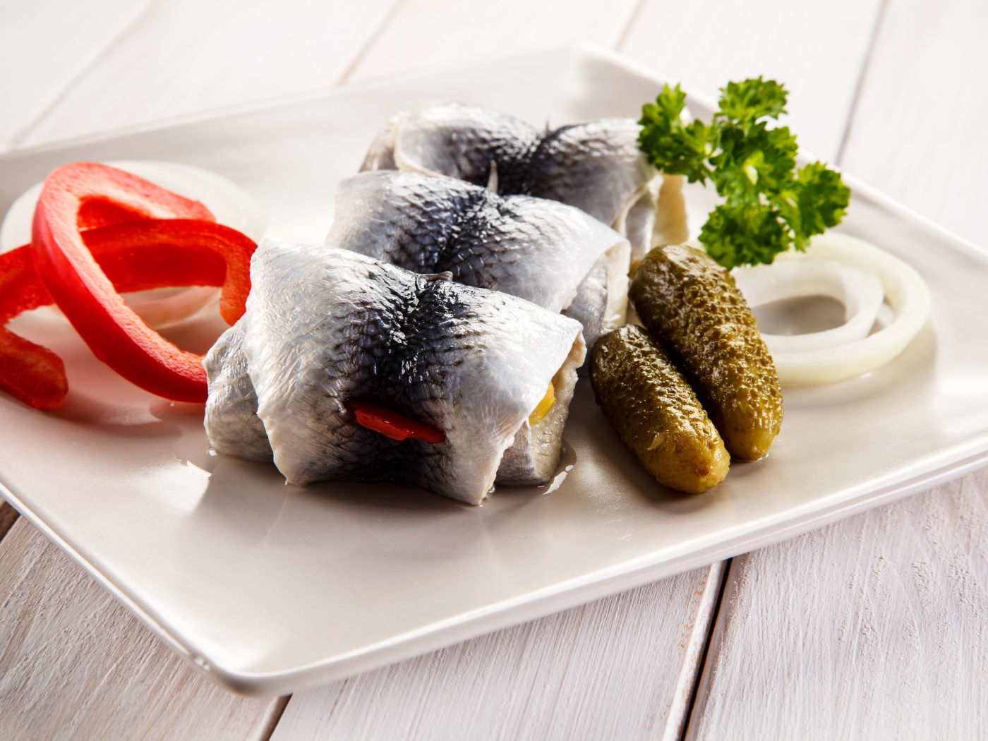 Рулетики из сельди с солеными огурцами и болгарским перцем