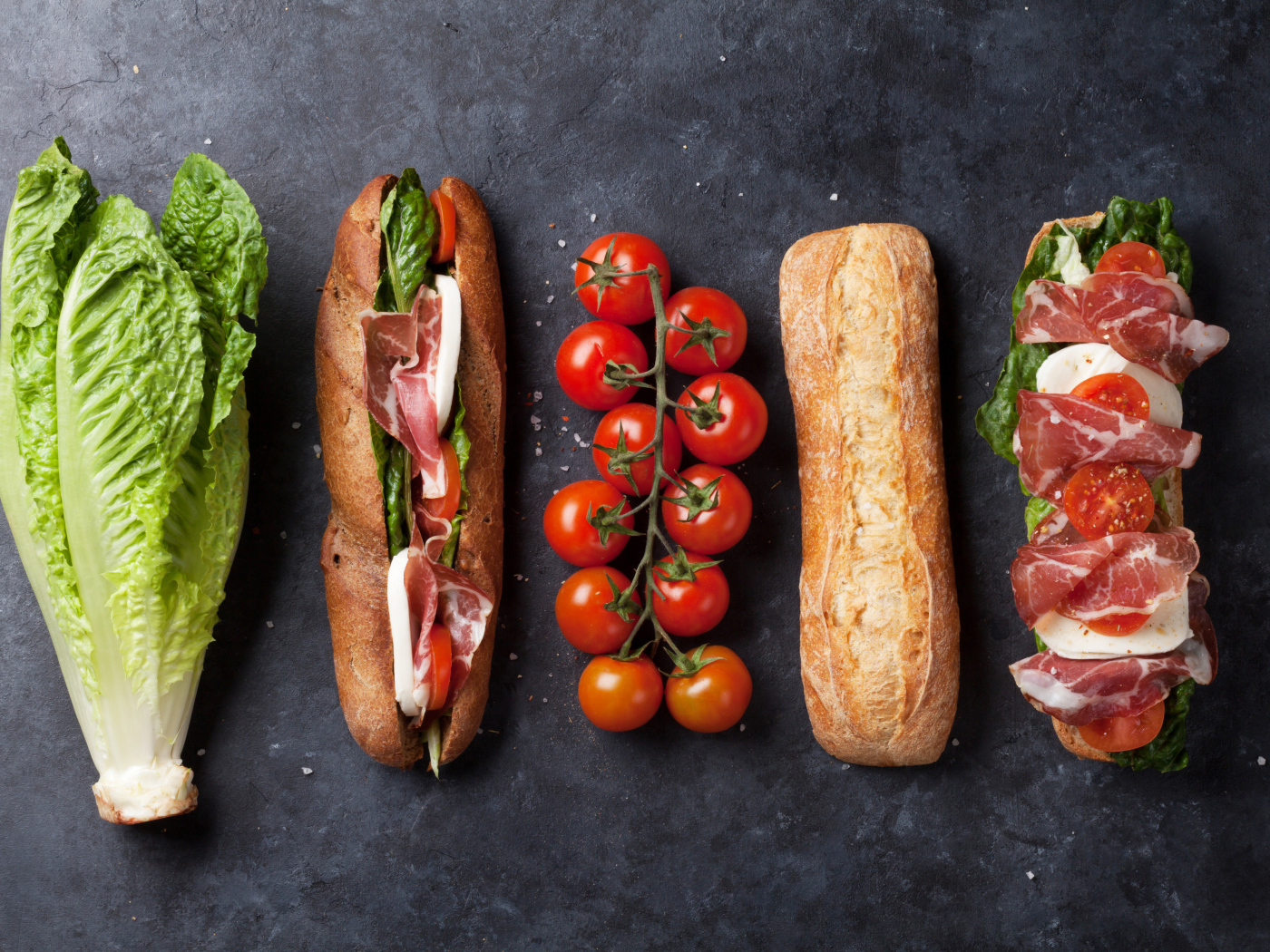 Сендвич с капустой и помидорами на столе