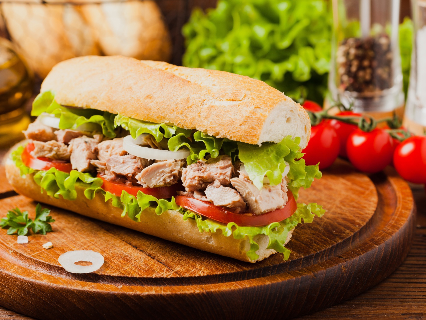 Sandwich with meat, tomatoes and lettuce