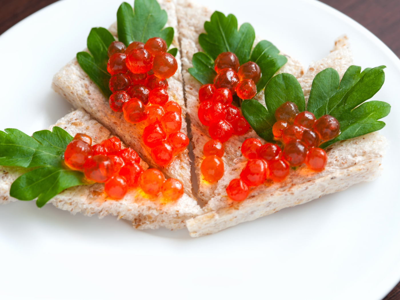 Бутерброды с красной икрой и листиками петрушки