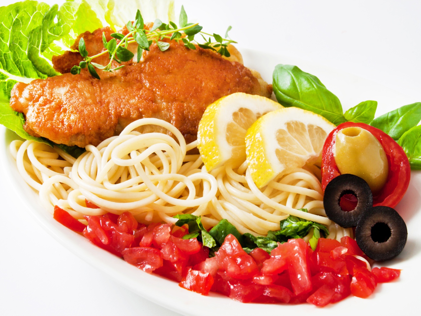 Спагетти с курицей, кусочками лимона, помидорами и зеленью