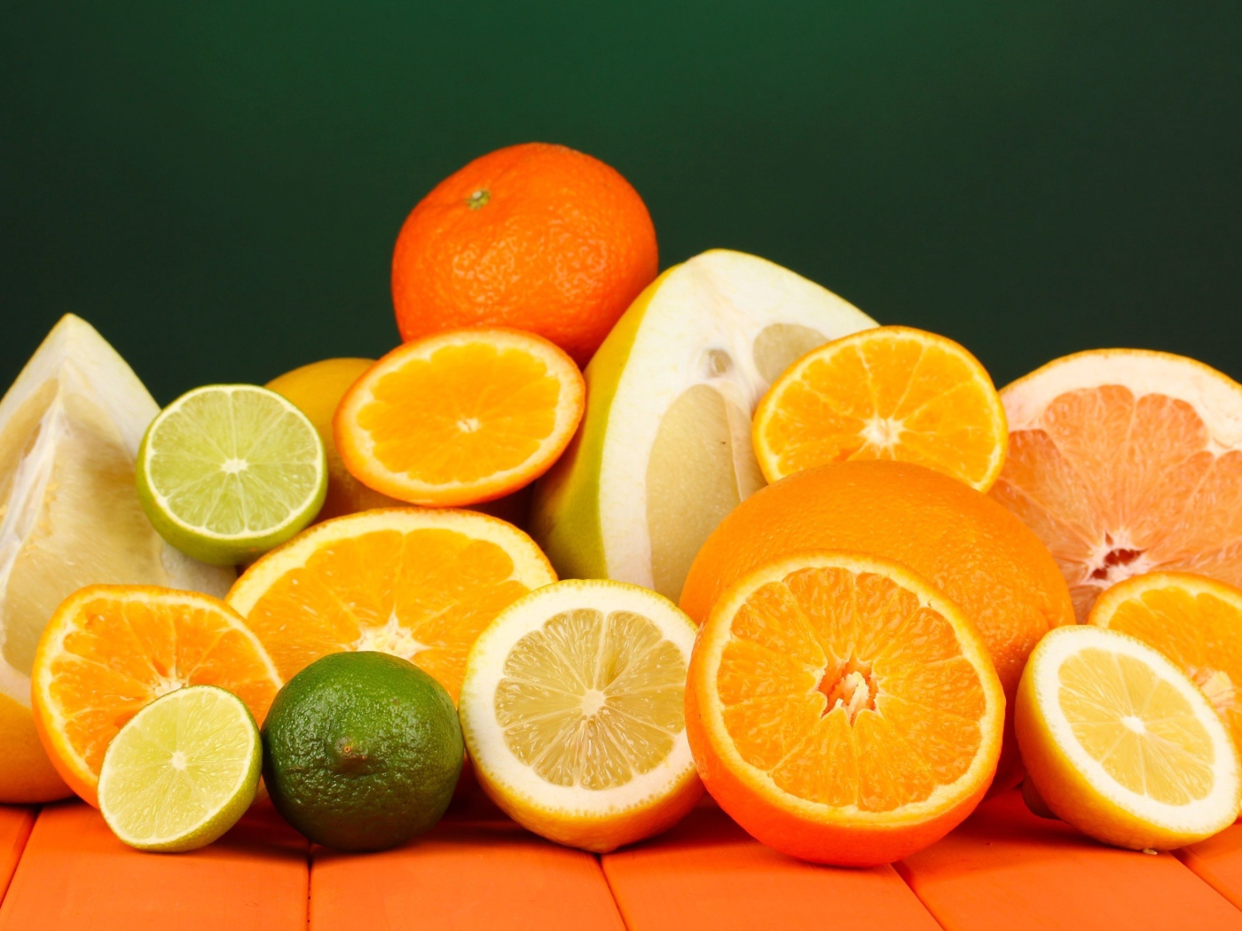 Аппетитные цитрусовые фрукты на столе