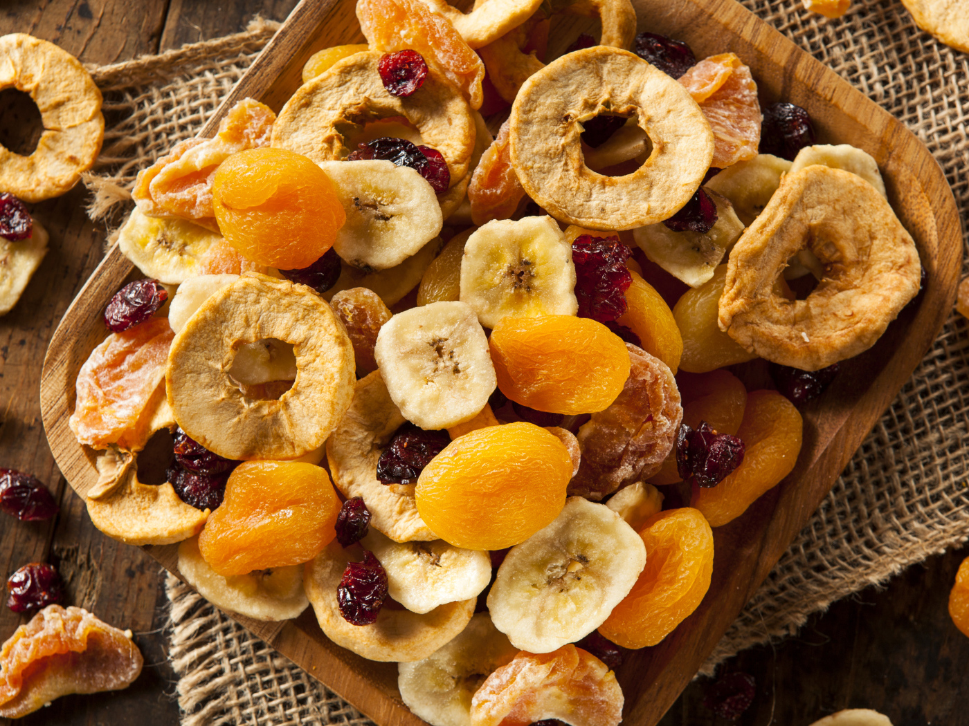 Аппетитные сухофрукты на подносе крупным планом