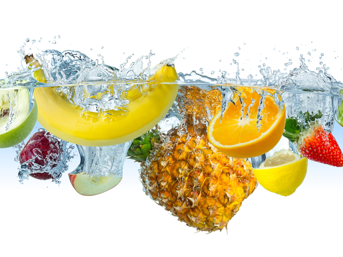 Аппетитные свежие ягоды и фрукты в воде на белом фоне