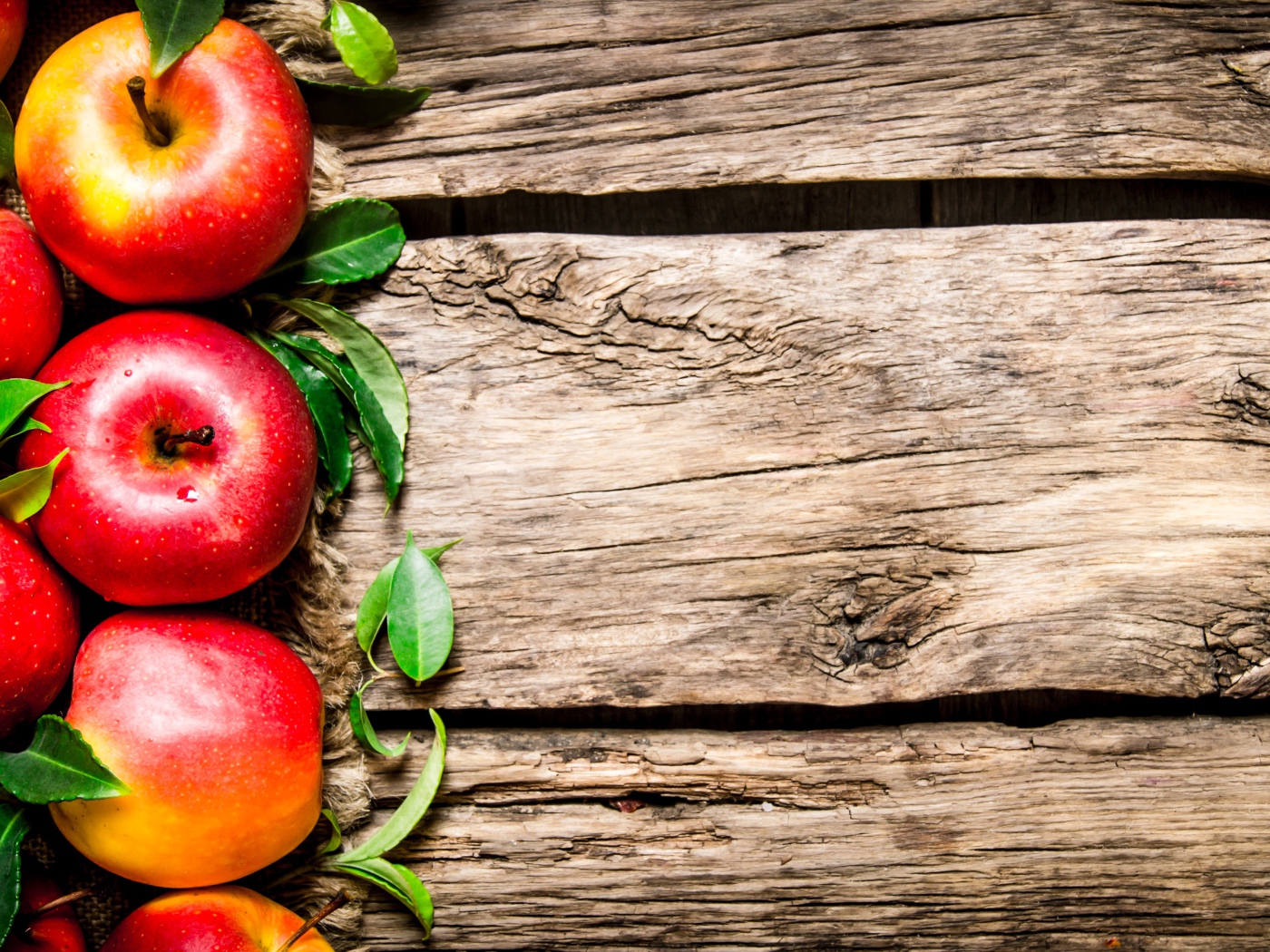 Яблоки на деревянном фоне, шаблон