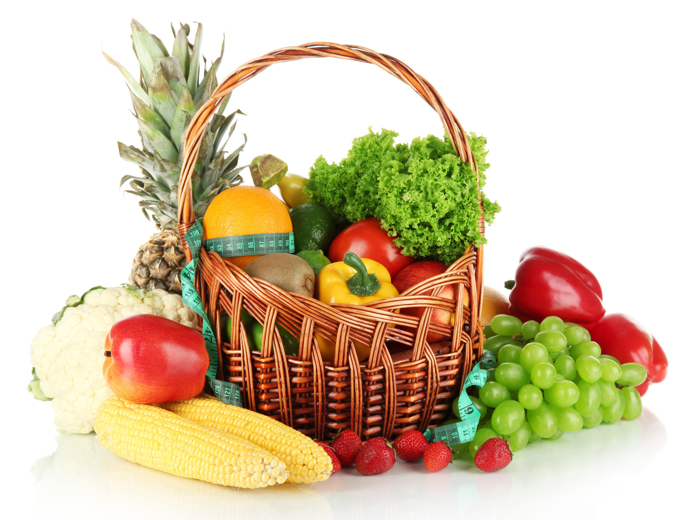 Корзина свежих овощей и фруктов на белом фоне