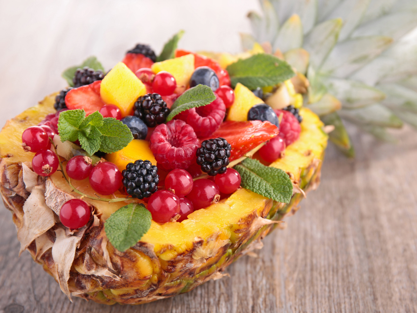 Свежие ягоды в ананасе