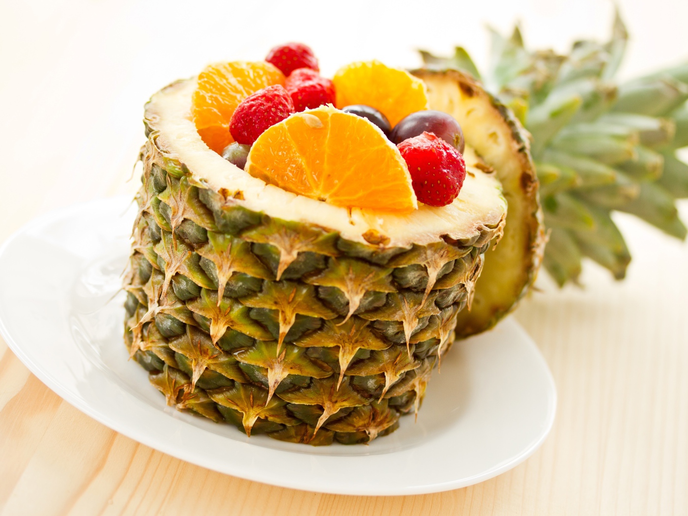 Салат из свежих фруктов в ананасе