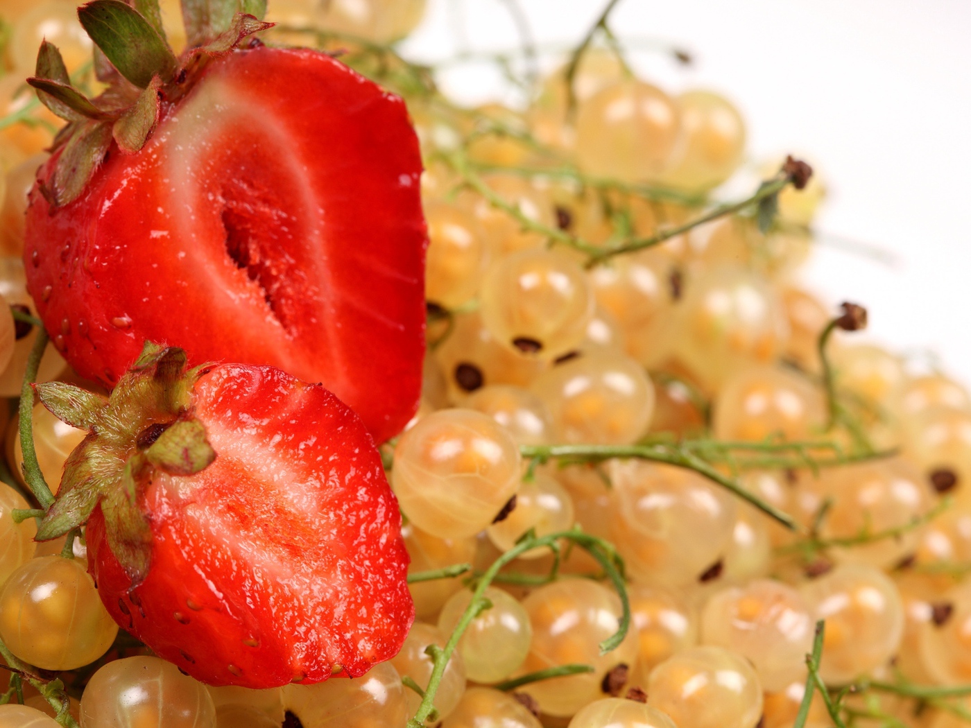 Свежая красная клубника с ягодами белой смородины