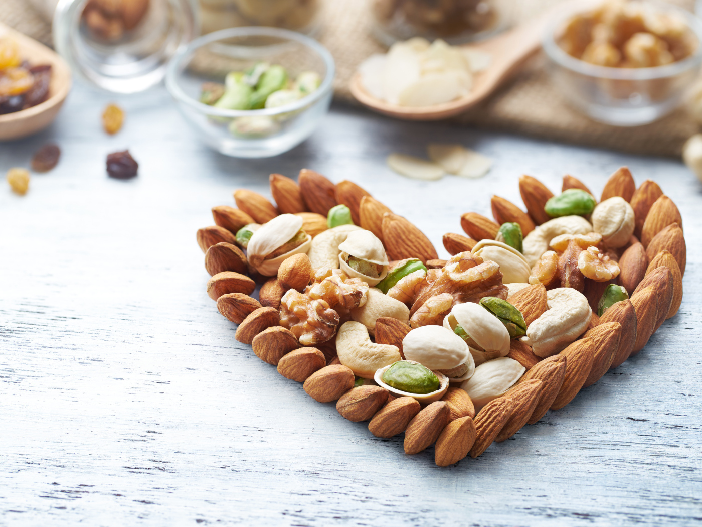 Сердце из орехов на деревянном столе