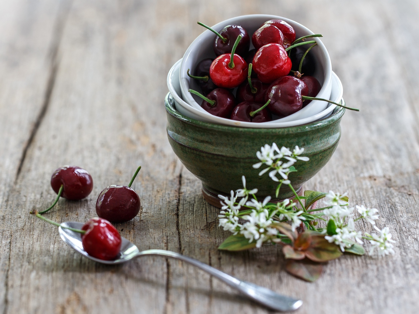 Спелые черешни на столе 