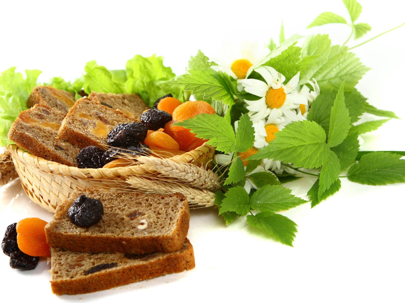 Сухофрукты с хлебом и цветами ромашки на белом фоне