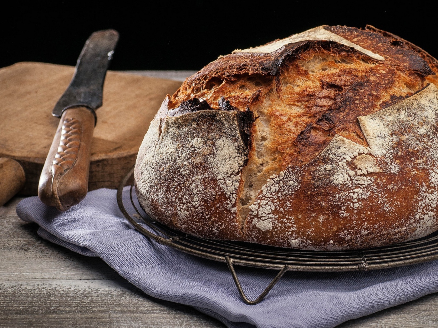 Зажареный круглый хлеб на столе с ножом