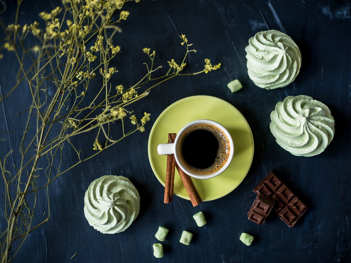 Чашка кофе с меренгой и шоколадом на столе