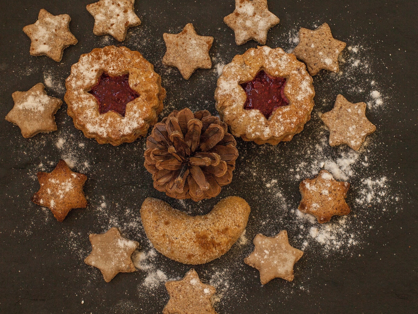 Сердце с забавной рожицей выложено на столе из печенья