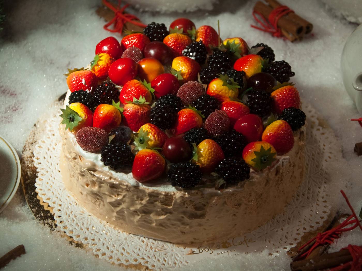 Аппетитный торт с ягодами на столе 