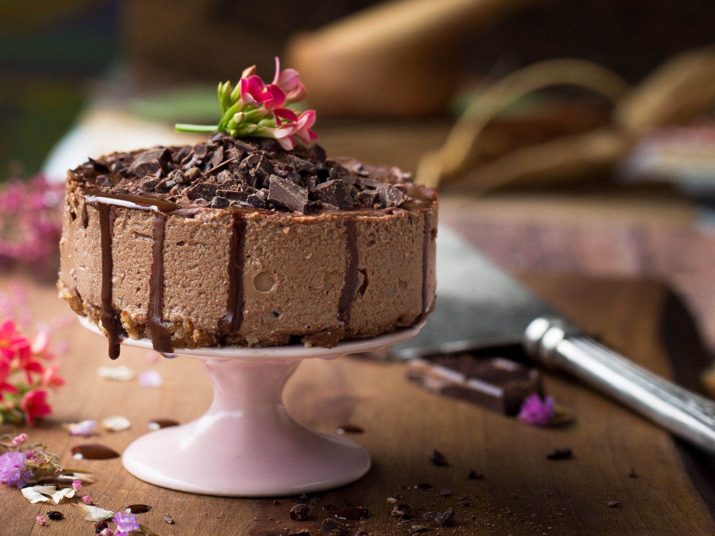 Аппетитное пирожное с кусочками шоколада 