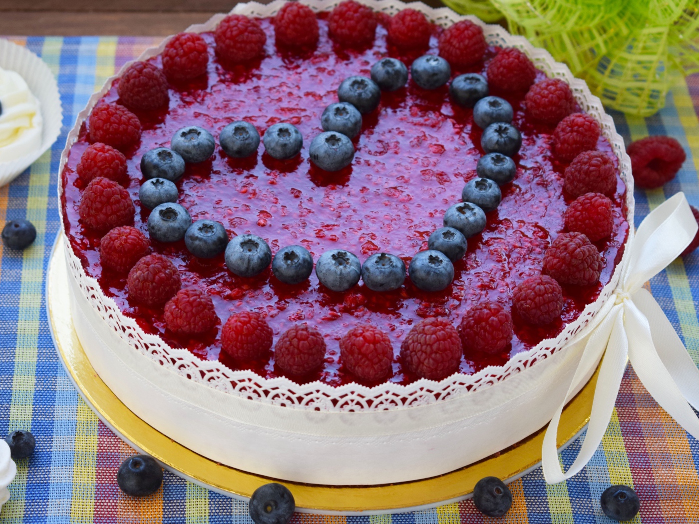 Аппетитный торт с ягодами малины и черники