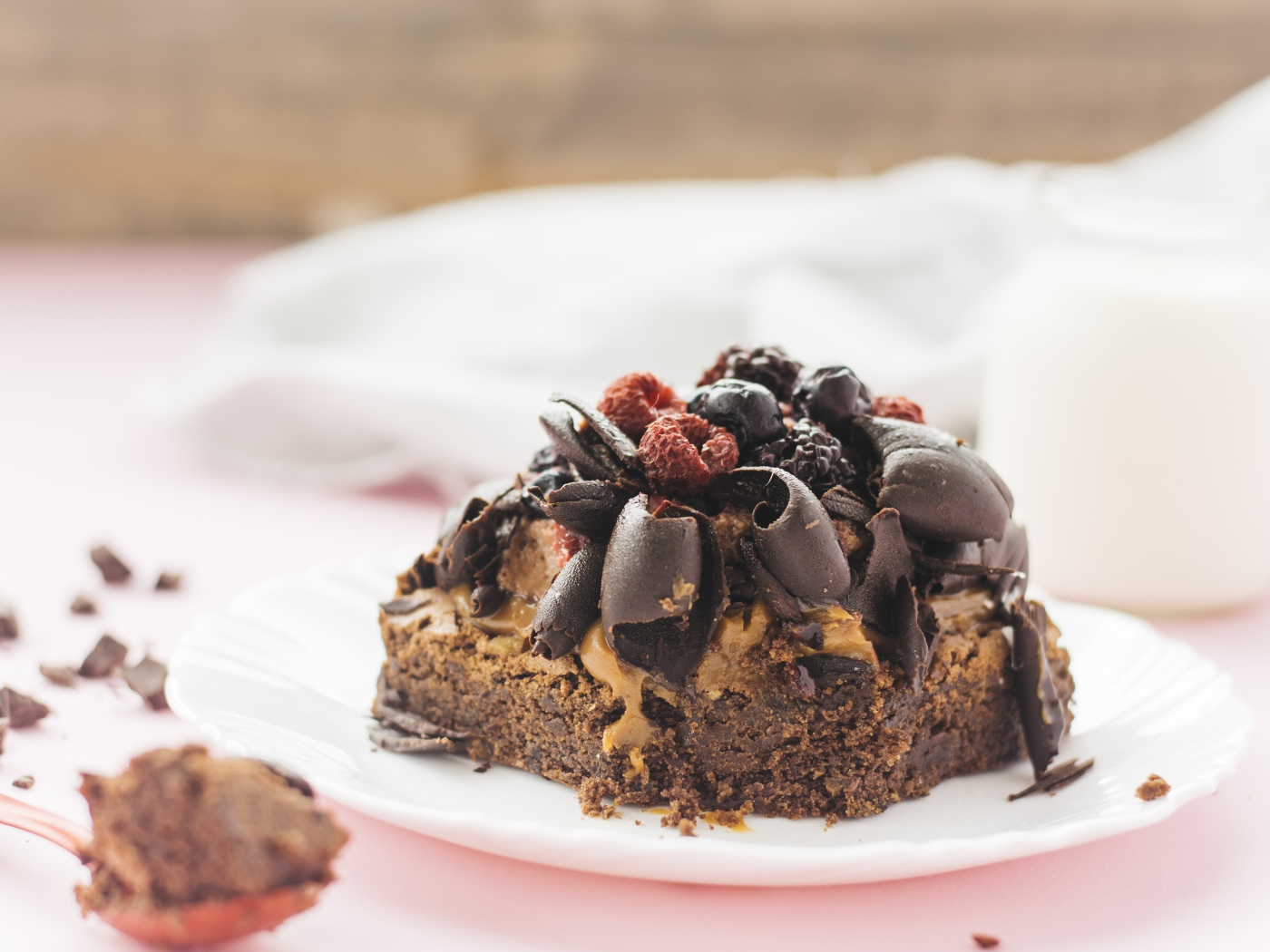 Аппетитный шоколадный десерт брауни с ягодами 