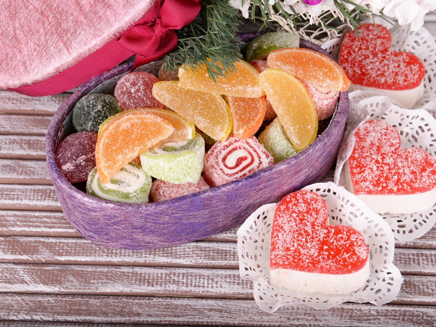 Аппетитные мармеладные конфеты на столе