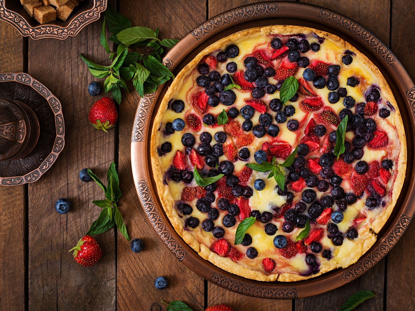 Аппетитный пирог с ягодами на деревянном столе