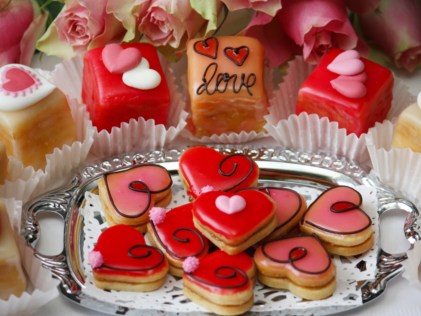 Аппетитное сладкое печенье в форме сердечек