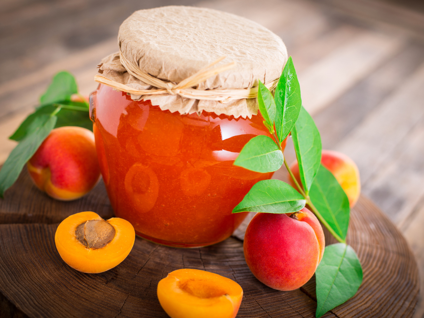 Абрикосовое варенье в банке на столе с абрикосами