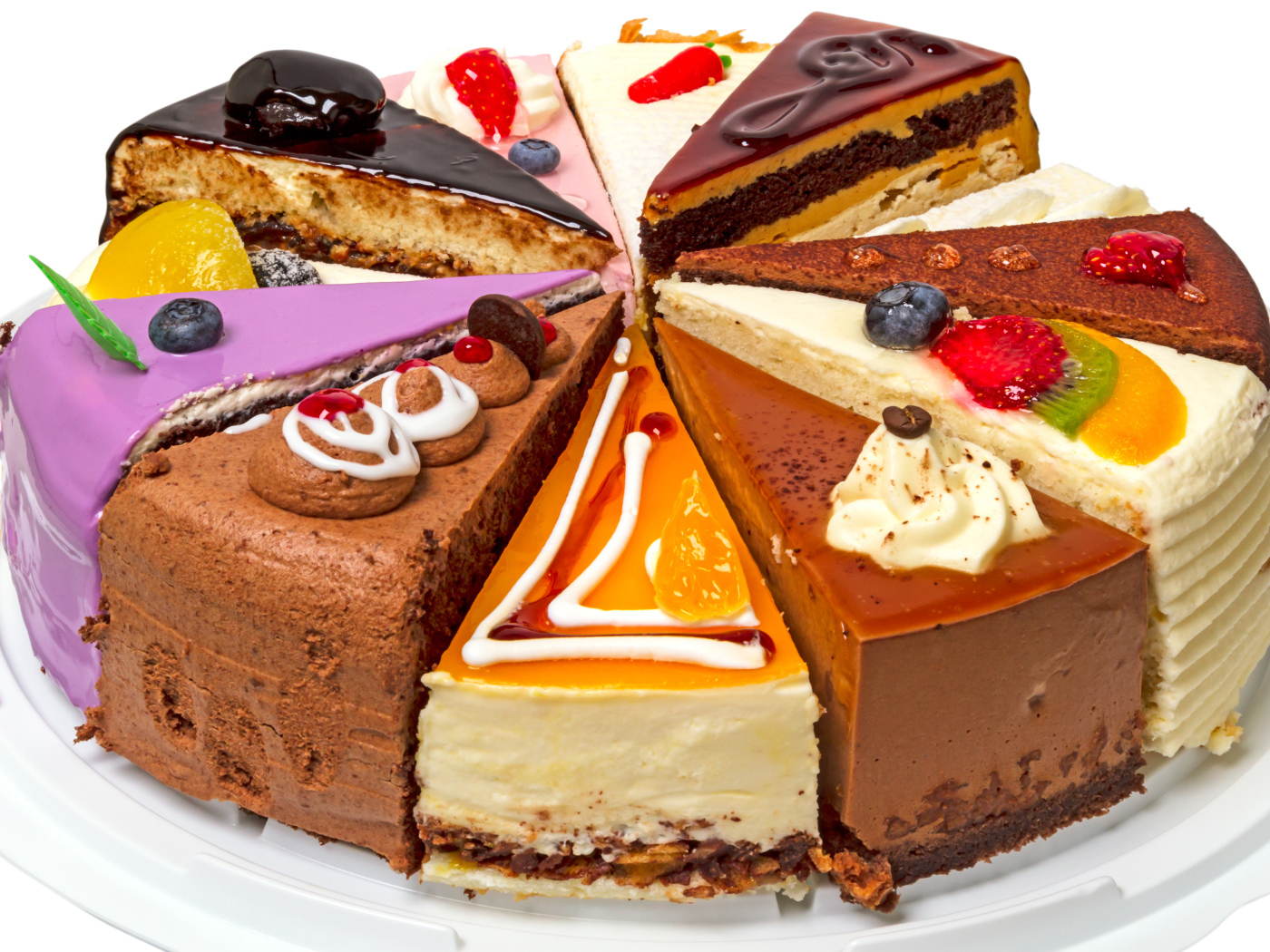 Ассорти из кусков торта на белом фоне