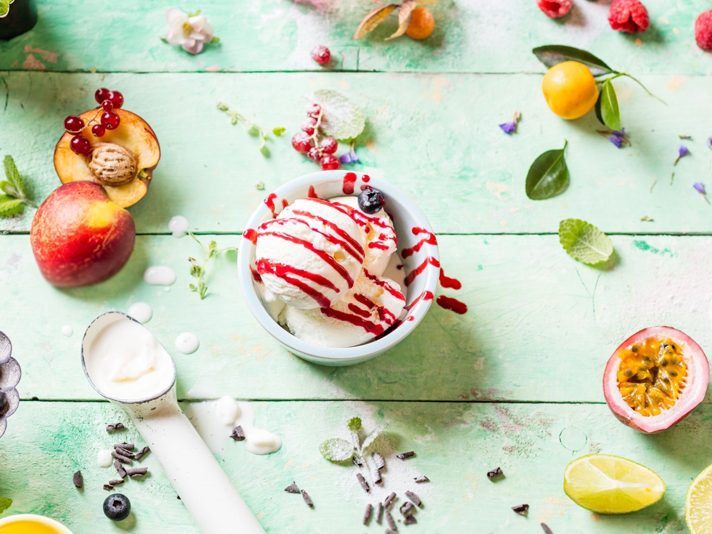 Шарики сливочного мороженого с ягодами и фруктами