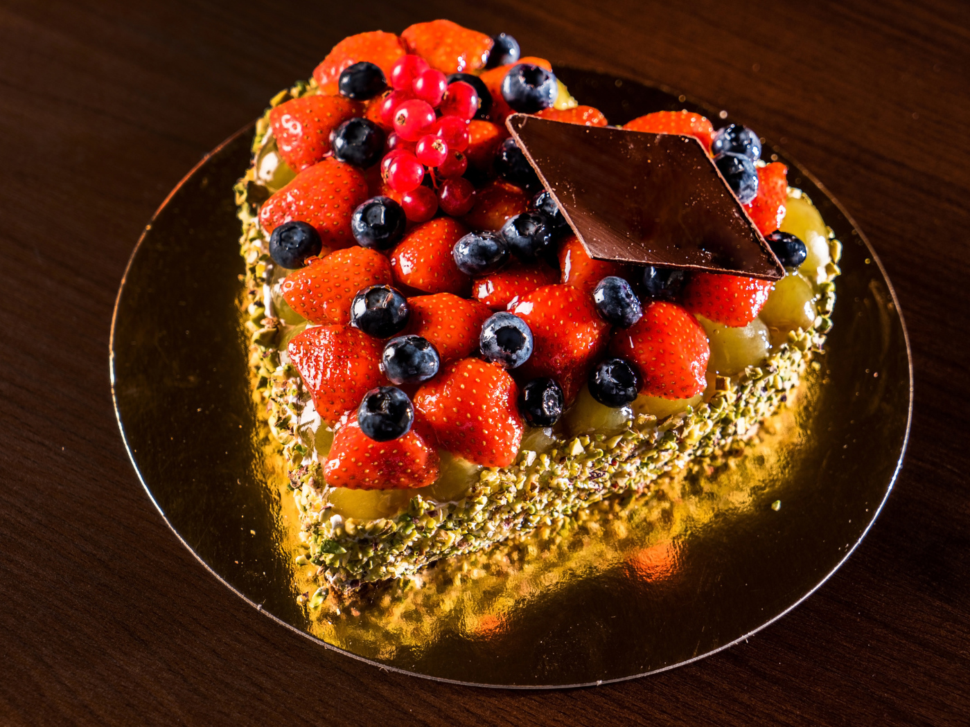 Красивый торт в форме сердца с ягодами