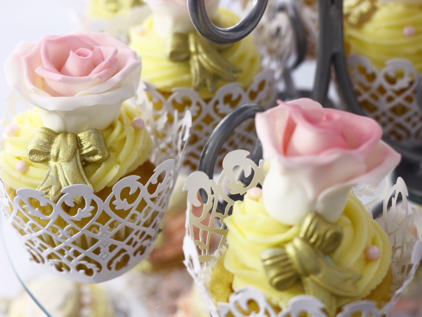 Красивые капкейки с розовыми розами из мастики