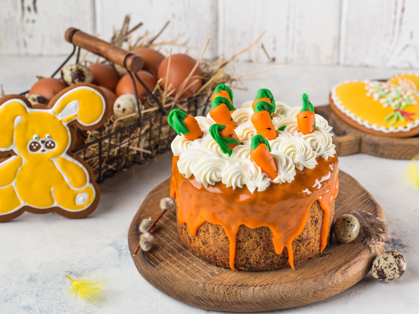 Красивый праздничный кулич с кремом 