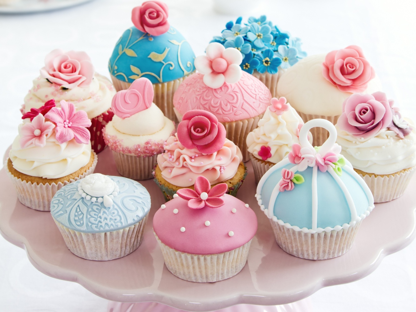 Красивые праздничные маффины с украшениями из мастики