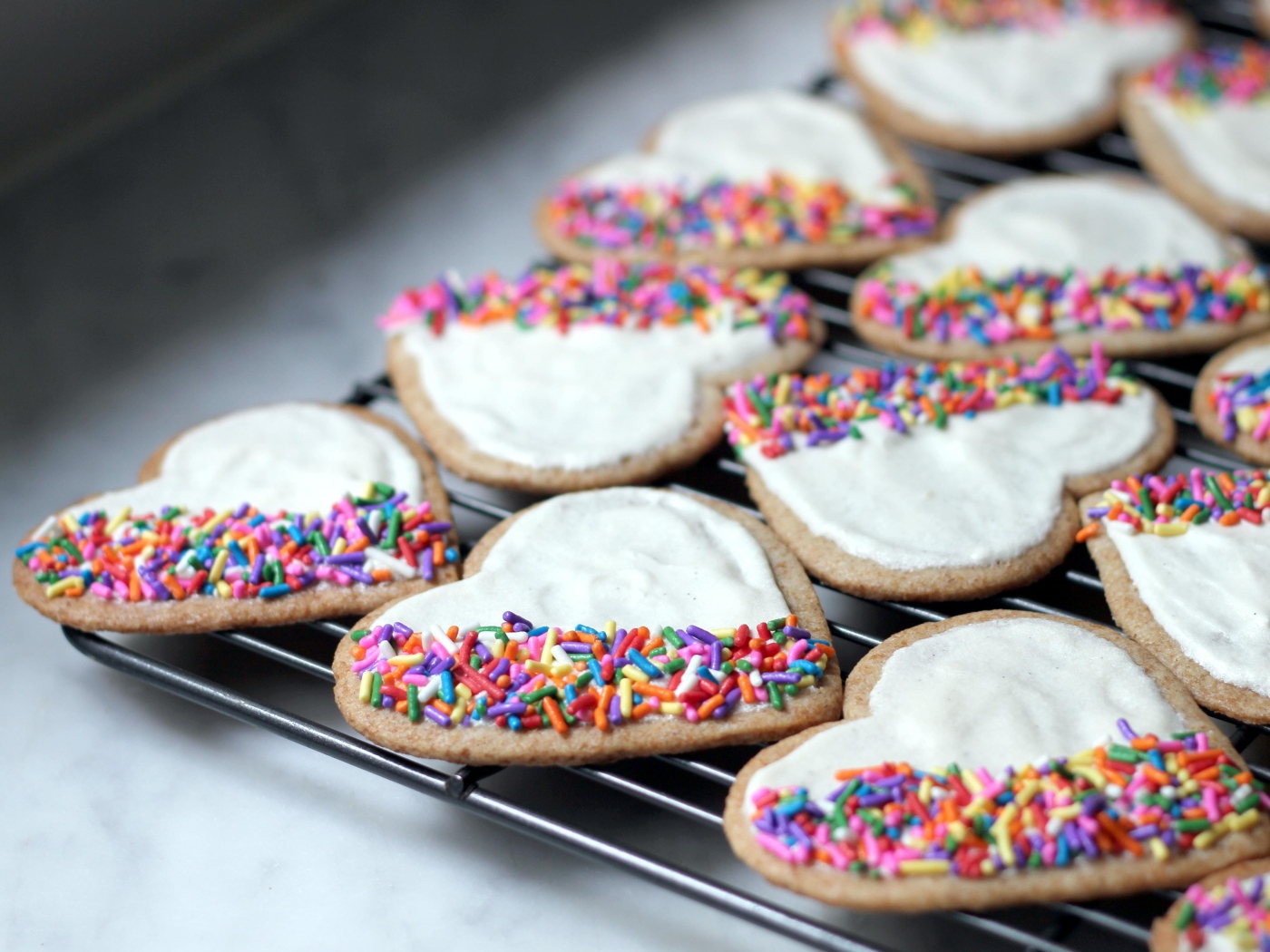 Красивое печенье в форме сердца с сахарной глазурью