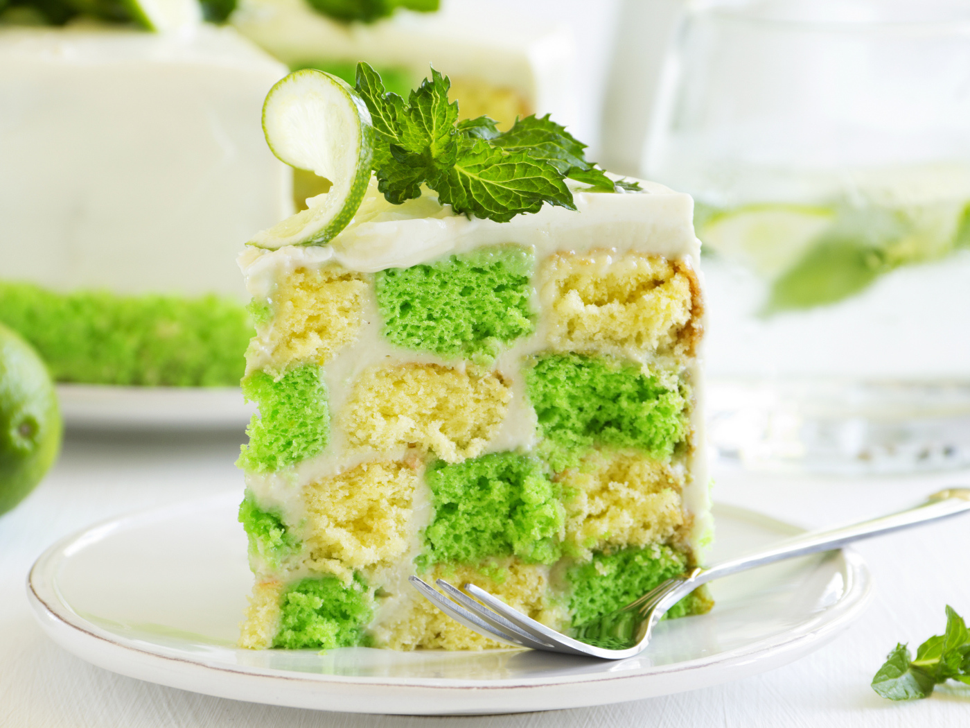 Красивый разноцветный торт с лаймом