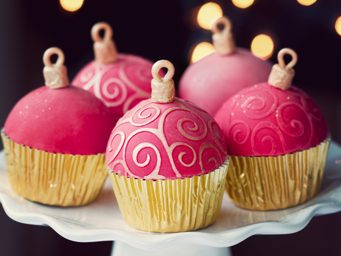 Красивые розовые кексы на Новый год 