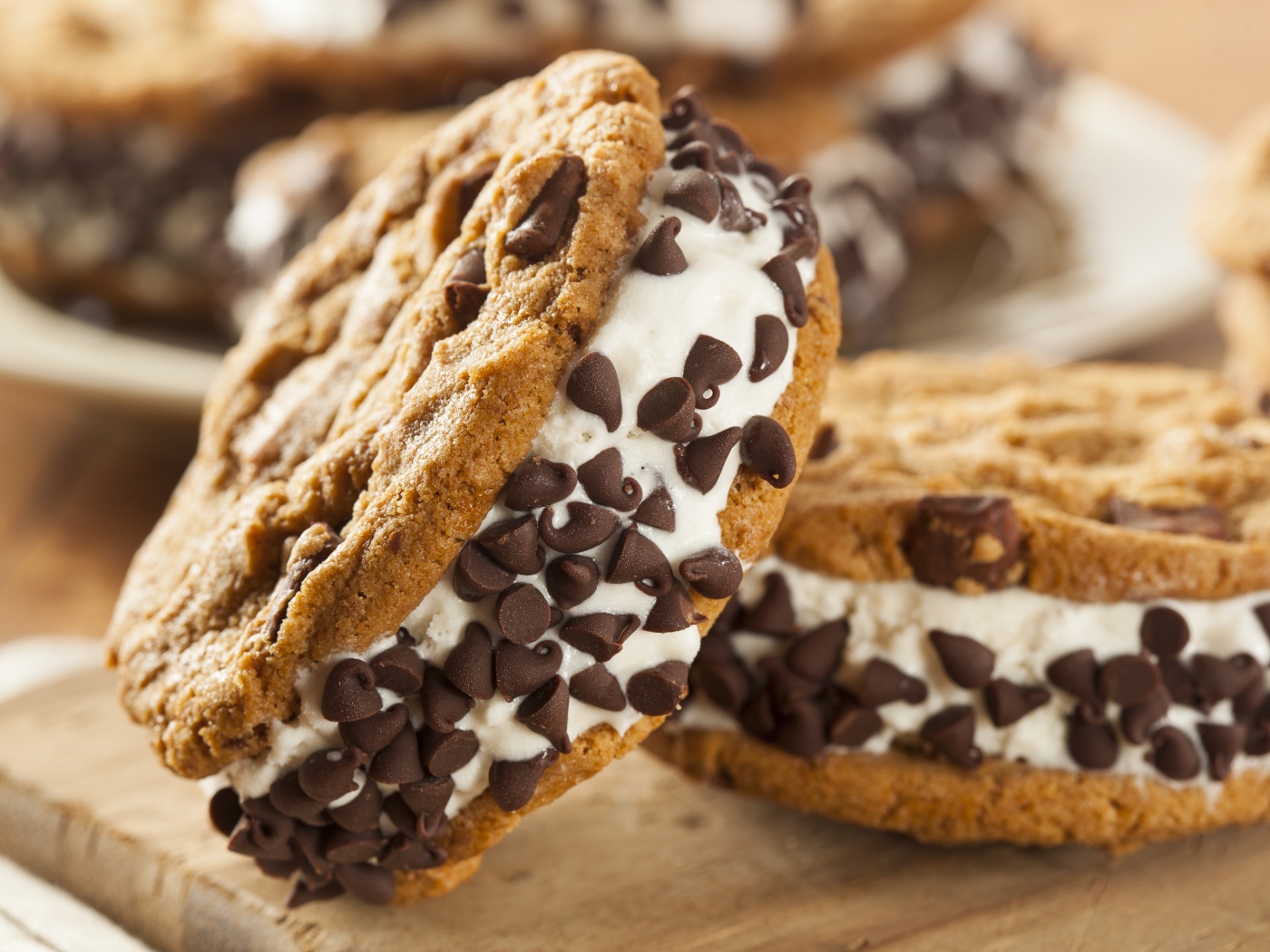 Печенье с белой начинкой и кусочками шоколада