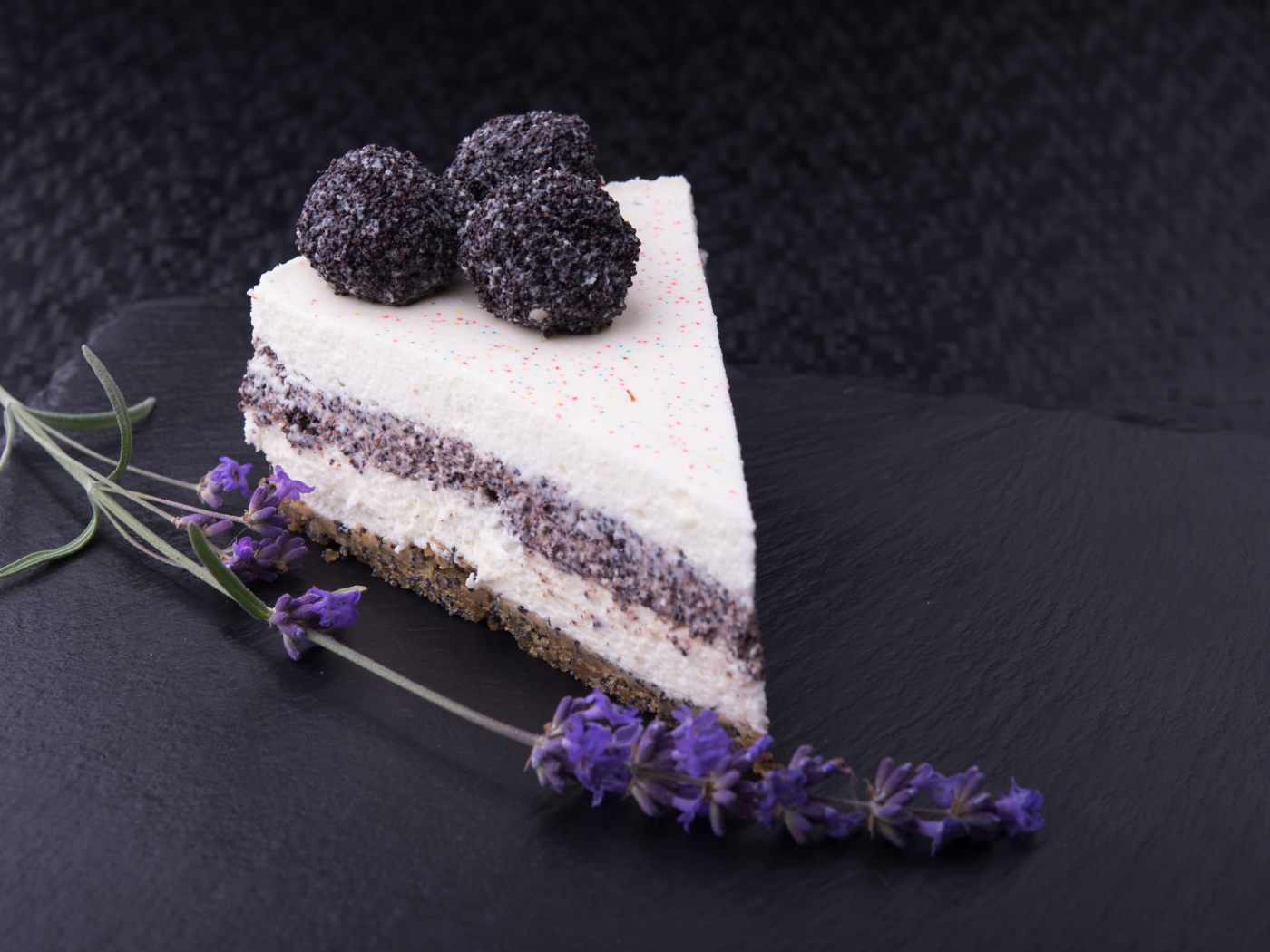 Пирожное с веточкой лаванды на сером фоне