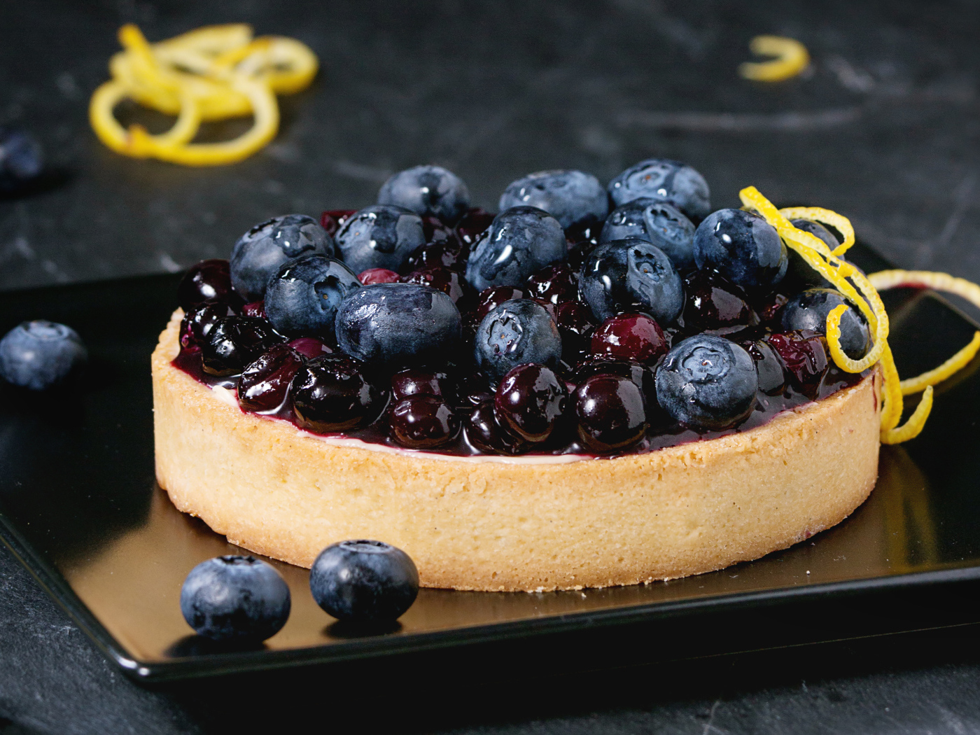 Пирог с ягодами черники и вареньем