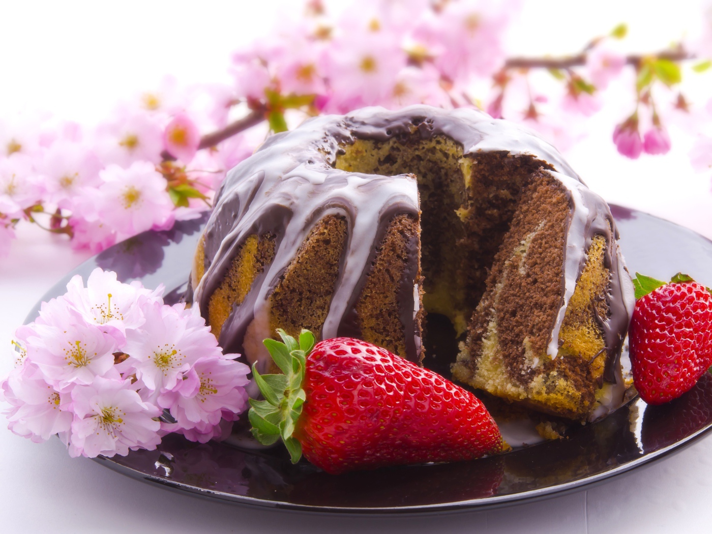 Пирог с шоколадом и клубникой на блюде с розовыми цветами