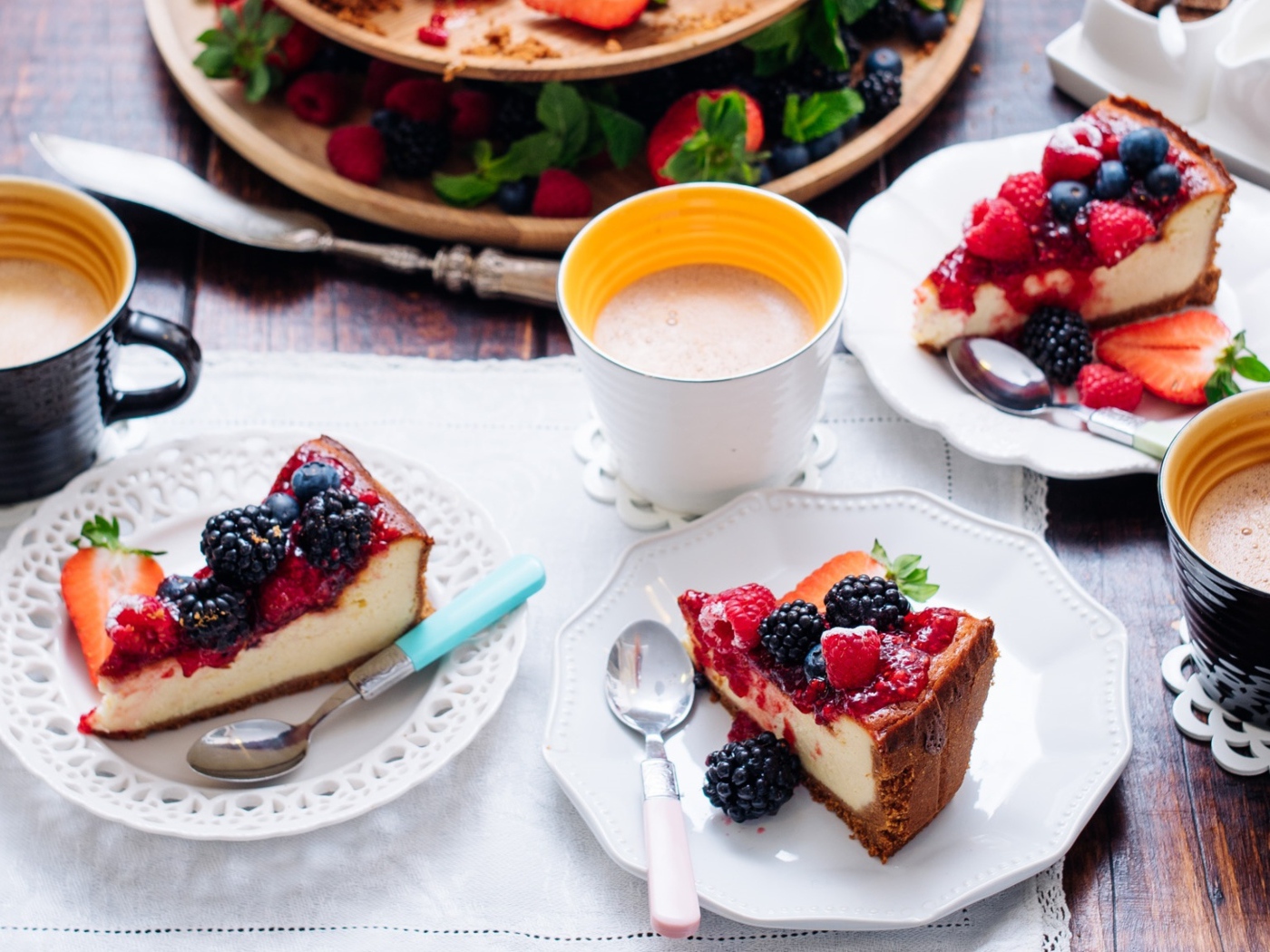 Чизкейк с ягодами на столе с кофе 