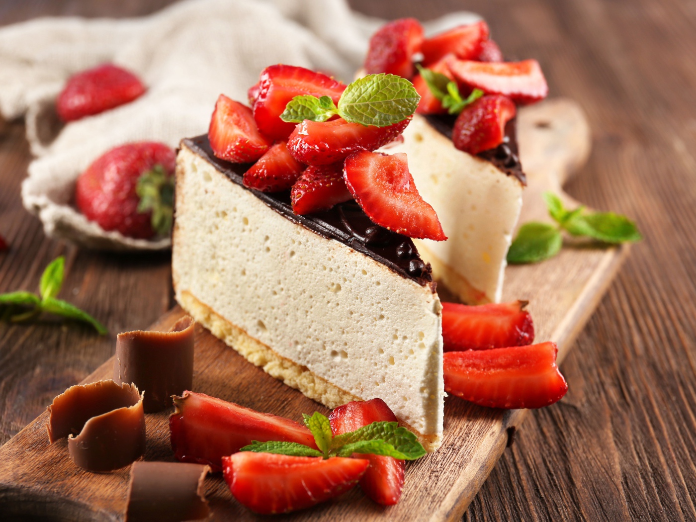 Чизкейк с шоколадом и ягодами клубники 