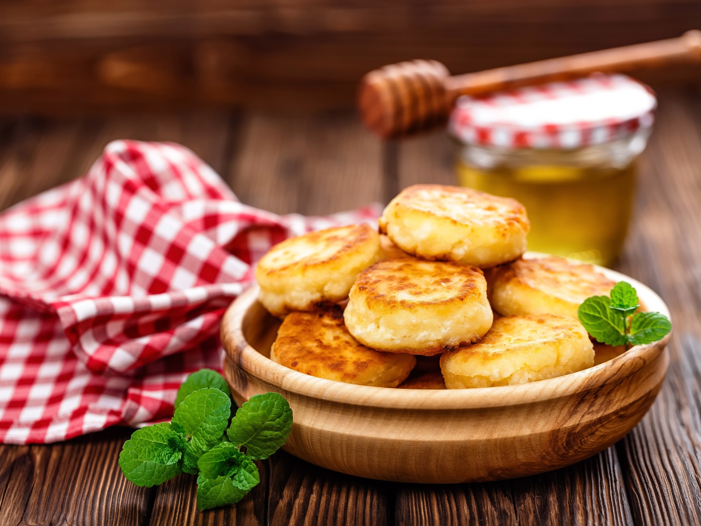 Сырники на столе с медом