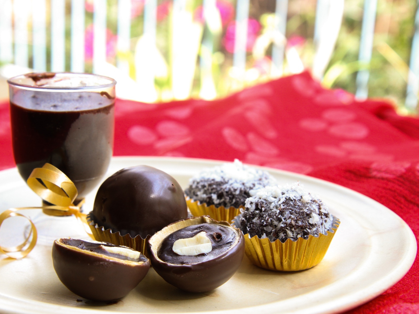 Шоколадные круглые конфеты на белой тарелке 